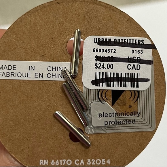 NWT Urban Outfitters Gold Stack Ring Set, Size 6 - Picture 3 of 3